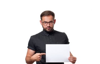 Boş kağıt kartı işaret gösteren iş adamı