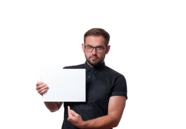 Boş kağıt kartı işaret gösteren iş adamı