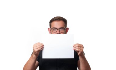 Boş kağıt kartı işaret gösteren iş adamı