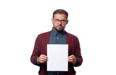 Boş kağıt kartı işaret gösteren iş adamı