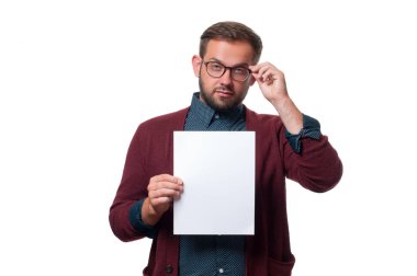 Boş kağıt kartı işaret gösteren iş adamı