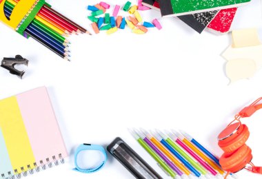 Beyaz arka planda okul malzemeleri.