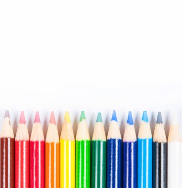  Beyaz arka plan üzerinde izole renkli kalemler.