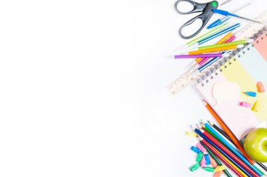 Beyaz arka planda okul malzemeleri.