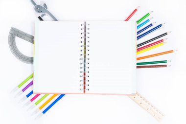 Beyaz arka planda okul malzemeleri.