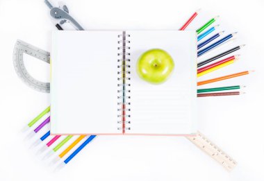 Beyaz arka planda okul malzemeleri.