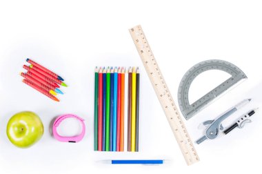 Beyaz arka planda okul malzemeleri.