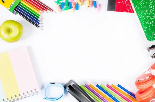 Beyaz arka planda okul malzemeleri.