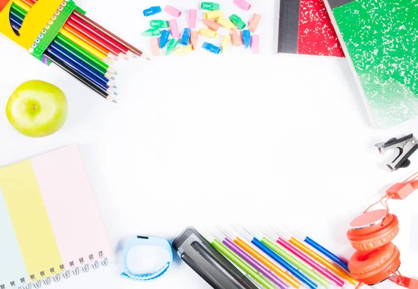 Beyaz arka planda okul malzemeleri.