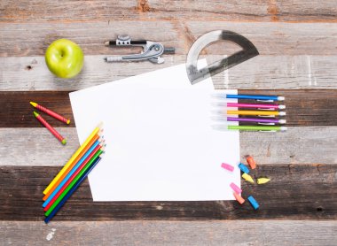 Ahşap arka planda okul malzemeleri. 