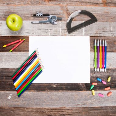 Ahşap arka planda okul malzemeleri. 