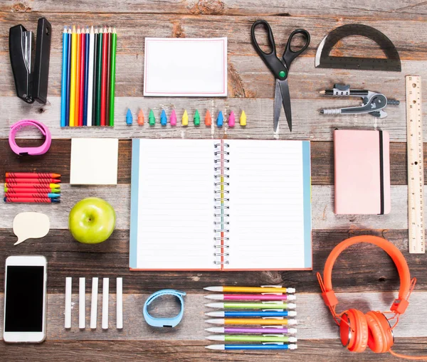 Ahşap arka planda okul malzemeleri. 