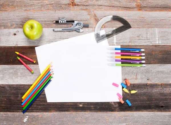 Ahşap arka planda okul malzemeleri. 