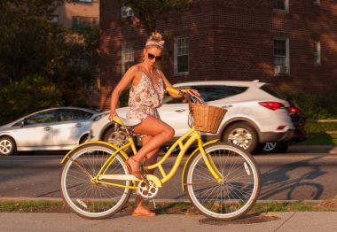 Mutlu genç bisikletçi şehirde sürme. 