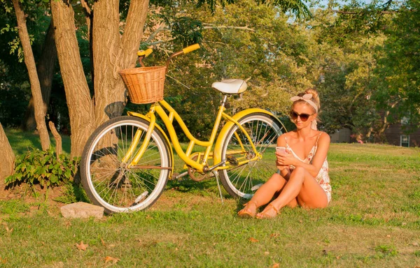 Motor, Park ile güzel kadın. 