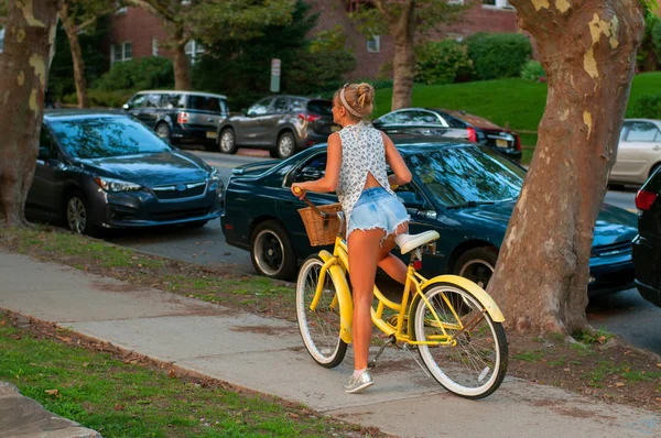 Mutlu genç bisikletçi şehirde sürme. 