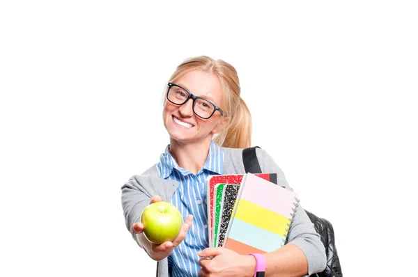 Feliz joven estudiante sosteniendo libros. Regreso a la escuela — Foto de Stock