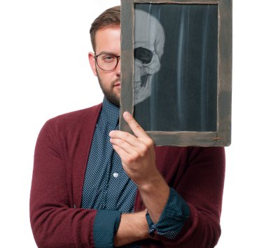 Yarım yüz portre. Cadılar Bayramı kavramı. Adamın kafatası