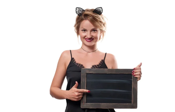 Koncepcja Halloween. Kobieta z uszy kota Karnawał gospodarstwa chalkboard — Zdjęcie stockowe