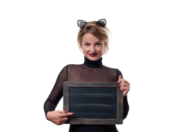 Koncepcja Halloween, Kobieta z uszy kota Karnawał gospodarstwa chalkboard — Zdjęcie stockowe