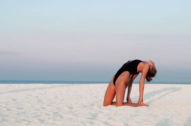 Kumsalda yoga yaparken güzel kadın