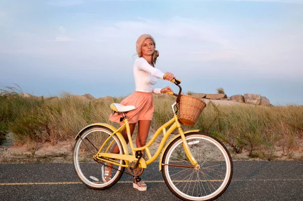 Прекрасная женщина с велосипедом на пляже — стоковое фото