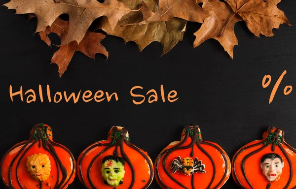 Roliga halloween pepparkakor på svarta träbord. Halloween försäljning — Stockfoto