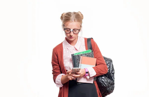 Ung student tjej hålla böcker och använda smart telefon... Tillbaka till skolan — Stockfoto