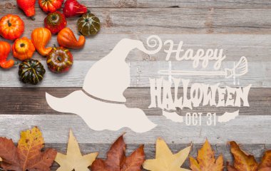 Kabaklar ve sonbahar yaprakları üzerinde ahşap arka plan. Cadılar Bayramı. Sonbahar konsepti