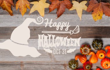 Kabaklar ve sonbahar yaprakları üzerinde ahşap arka plan. Cadılar Bayramı. Sonbahar konsepti