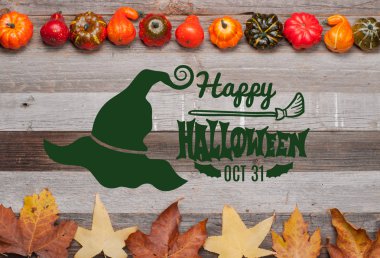 Kabaklar ve sonbahar yaprakları üzerinde ahşap arka plan. Cadılar Bayramı. Sonbahar konsepti