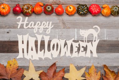 Kabaklar ve sonbahar yaprakları üzerinde ahşap arka plan. Cadılar Bayramı. Sonbahar konsepti