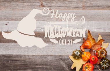 Kabaklar ve sonbahar yaprakları üzerinde ahşap arka plan. Cadılar Bayramı. Sonbahar konsepti