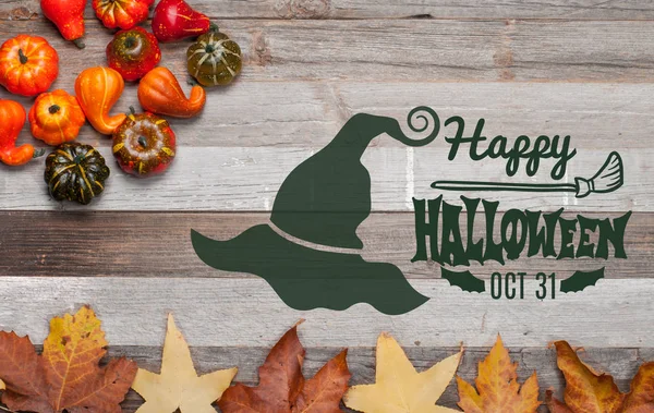 Kabaklar ve sonbahar yaprakları üzerinde ahşap arka plan. Cadılar Bayramı. Sonbahar konsepti