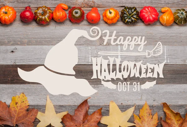 Kabaklar ve sonbahar yaprakları üzerinde ahşap arka plan. Cadılar Bayramı. Sonbahar konsepti