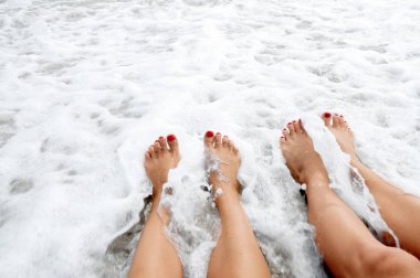 Tatil Sahilde, ayakları üzerinde deniz kıyısı