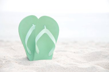 Flip flop beyaz kum plaj üzerinde