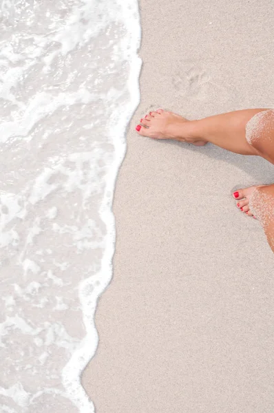 Tatil Sahilde, ayakları üzerinde deniz kıyısı