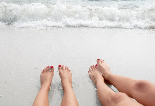 Tatil Sahilde, ayakları üzerinde deniz kıyısı