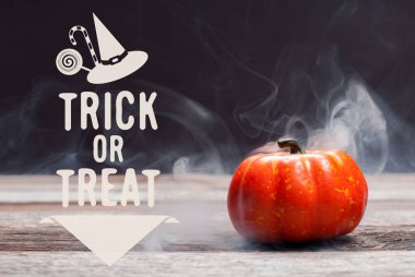 Cadılar Bayramı, dumanlı karanlık gecede ürkütücü kabak