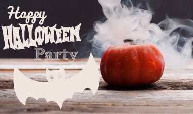 Cadılar Bayramı. Dumanlı karanlık gecede ürkütücü kabak