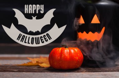 Cadılar Bayramı. Dumanlı karanlık gecede ürkütücü kabak