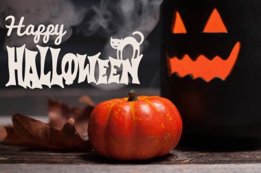 Cadılar Bayramı. Dumanlı karanlık gecede ürkütücü kabak