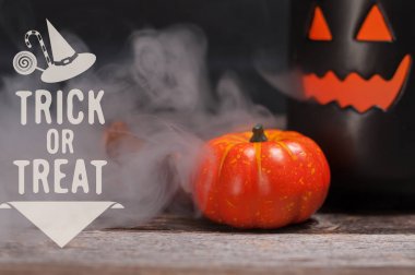 Cadılar Bayramı, dumanlı karanlık gecede ürkütücü kabak