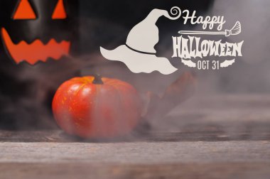 Cadılar Bayramı, dumanlı karanlık gecede ürkütücü kabak