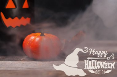 Cadılar Bayramı. Dumanlı karanlık gecede ürkütücü kabak