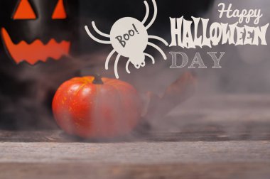 Cadılar Bayramı. Dumanlı karanlık gecede ürkütücü kabak