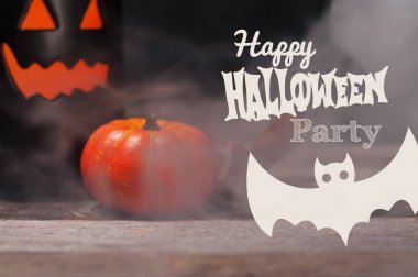 Cadılar Bayramı. Dumanlı karanlık gecede ürkütücü kabak