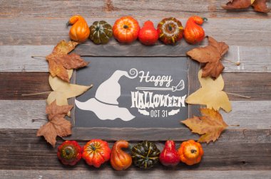 Kabaklar ve sonbahar yaprakları üzerinde ahşap arka plan. Cadılar Bayramı. Sonbahar konsepti