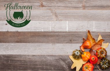 Kabaklar ve sonbahar yaprakları üzerinde ahşap arka plan. Cadılar Bayramı. Sonbahar konsepti